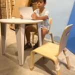 סט שולחן עם כסאות נערמים